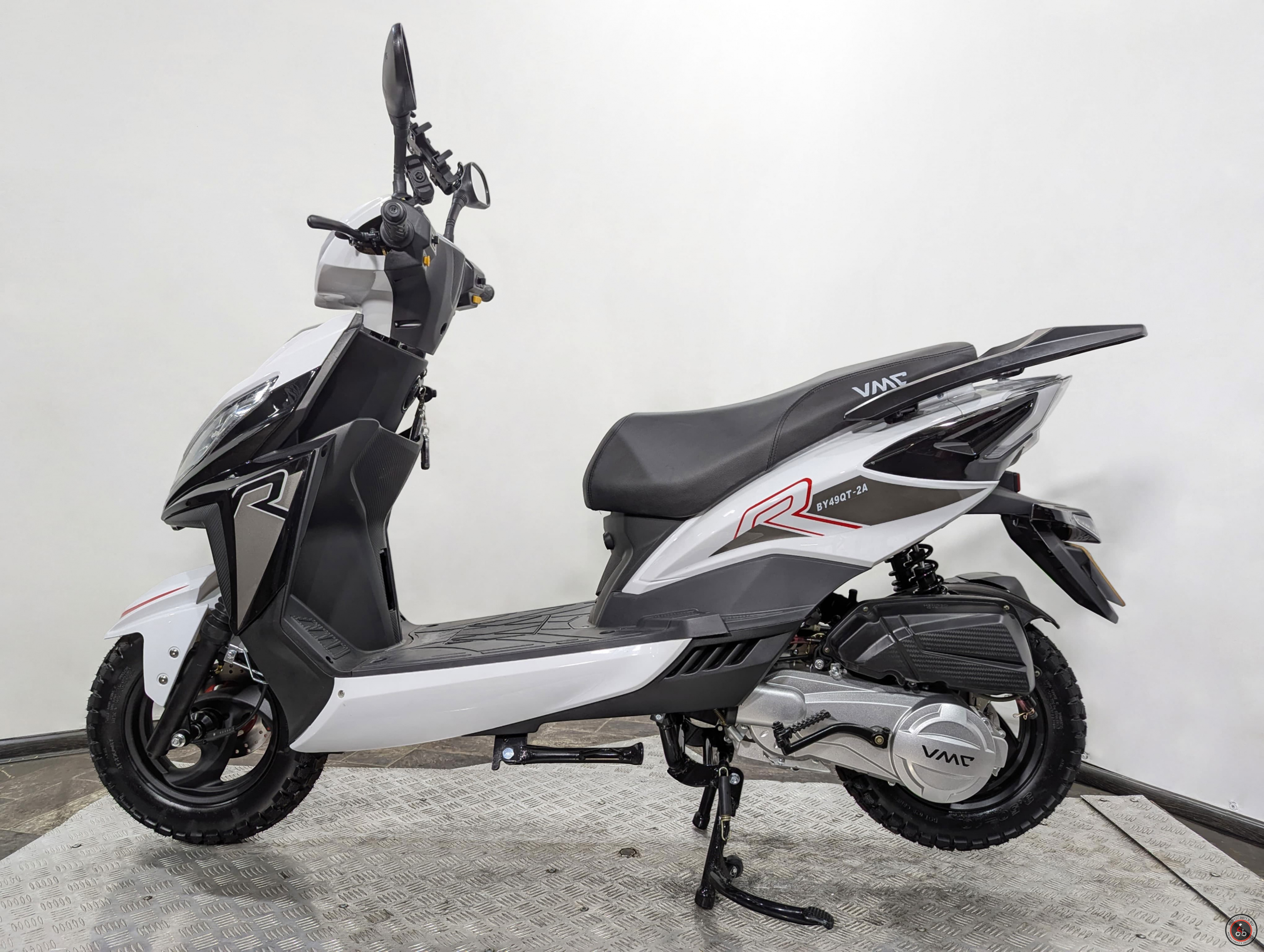 Скутер VMC (Vento) City (49/150cc) бело-черный - Емкость топливного бака: 6 литров